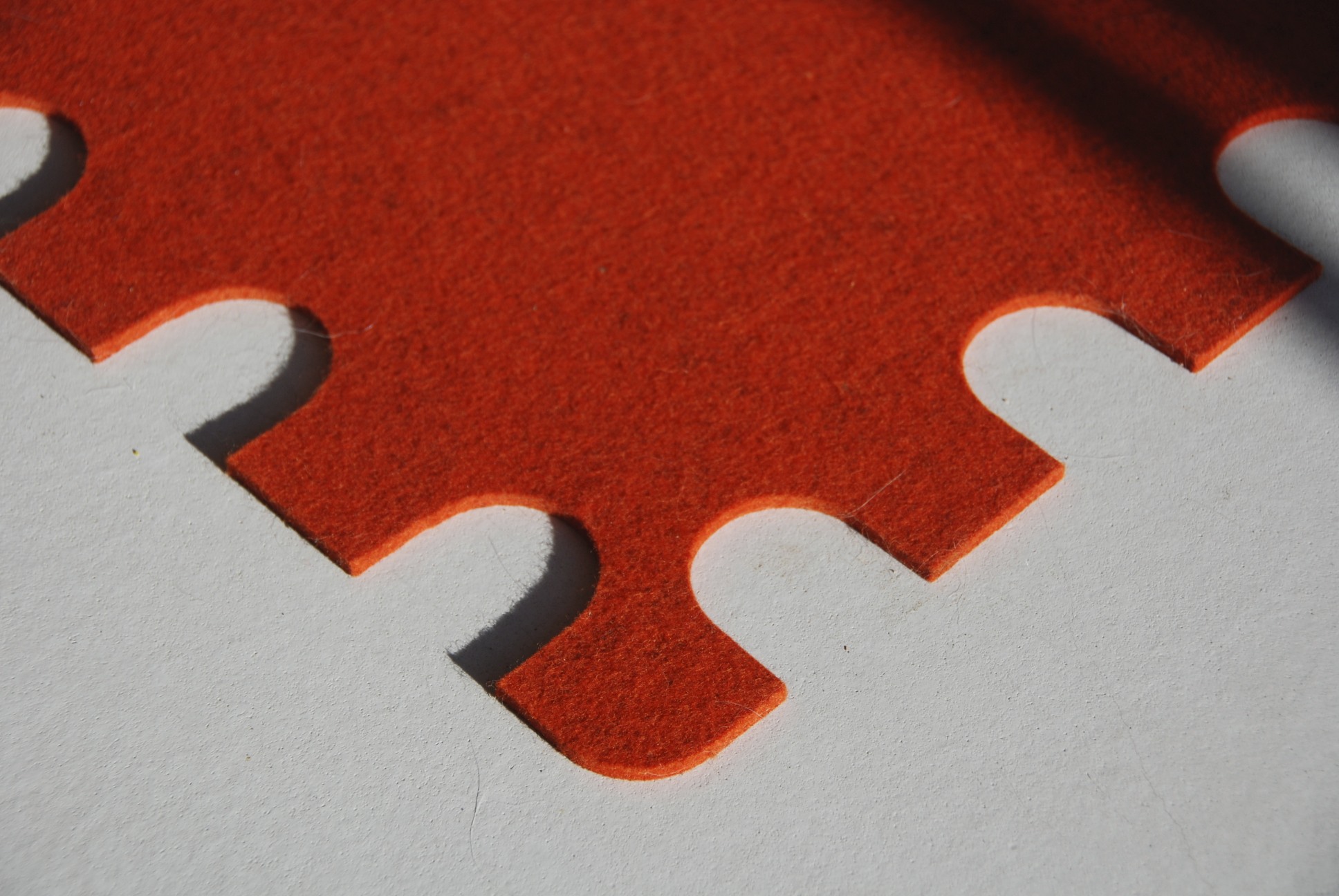 filttæppe i orange udskåret med frimærke takkker